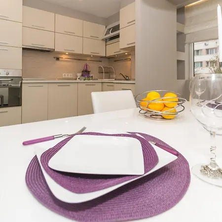 Near To The Center-spacious,modern, Cozy