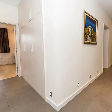 Near To The Center-spacious,modern, Cozy *