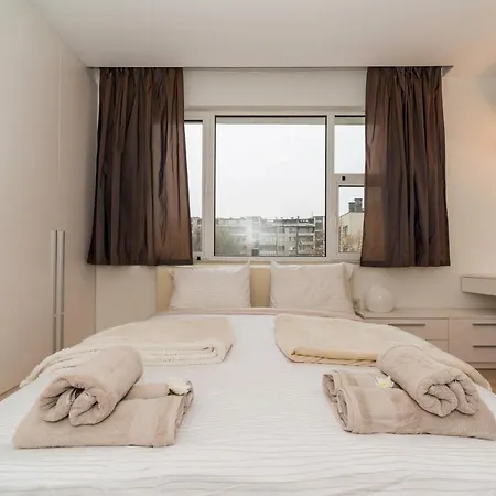 Near To The Center-spacious,modern, Cozy *