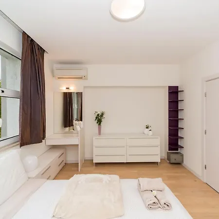 Near To The Center-spacious,modern, Cozy بلوفديف